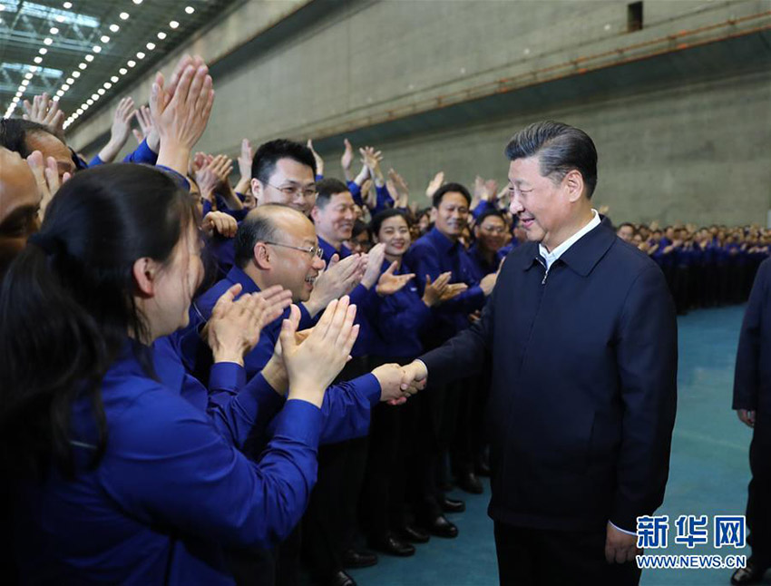 4月24日下午，中共中央總書記、國家主席、中央軍委主席習(xí)近平來到三峽大壩，詳細(xì)了解三峽工程建設(shè)、發(fā)電、水利、通航、生態(tài)保護(hù)等方面的情況。這是習(xí)近平同左岸發(fā)電廠職工親切握手。新華社記者 謝環(huán)馳 攝