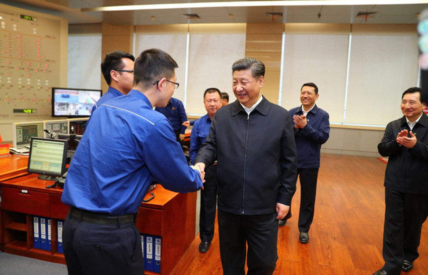 4月24日下午，中共中央總書記、國家主席、中央軍委主席習(xí)近平來到三峽大壩，詳細(xì)了解三峽工程建設(shè)、發(fā)電、水利、通航、生態(tài)保護(hù)等方面的情況。這是習(xí)近平視察左岸發(fā)電廠中央控制室。新華社記者 謝環(huán)馳 攝