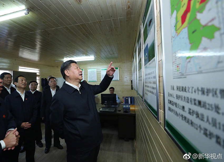 4月25日下午，中共中央總書記、國家主席、中央軍委主席習近平乘船考察長江，抵達石首港。隨后，驅車一個多小時來到湖南岳陽，考察位於長江沿岸的岳陽市君山華龍碼頭。這是習近平走進一處巡護監(jiān)測點，了解東洞庭湖國家級自然保護區(qū)生態(tài)保護狀況。新華社記者 鞠鵬 攝
