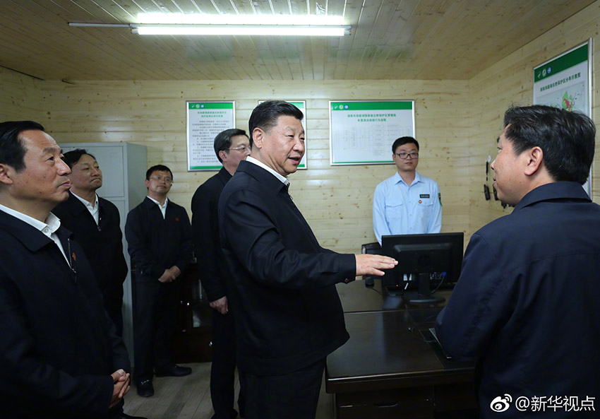 4月25日下午，中共中央總書記、國家主席、中央軍委主席習(xí)近平乘船考察長江，抵達(dá)石首港。隨后，驅(qū)車一個多小時來到湖南岳陽，考察位於長江沿岸的岳陽市君山華龍碼頭。這是習(xí)近平走進(jìn)一處巡護(hù)監(jiān)測點(diǎn)，了解東洞庭湖國家級自然保護(hù)區(qū)生態(tài)保護(hù)狀況。新華社記者 鞠鵬 攝