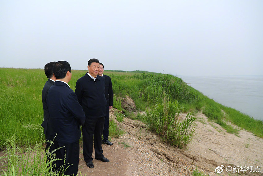 4月25日下午，中共中央總書記、國家主席、中央軍委主席習(xí)近平乘船考察長江，抵達(dá)石首港。隨后，驅(qū)車一個(gè)多小時(shí)來到湖南岳陽，考察位於長江沿岸的岳陽市君山華龍碼頭。這是習(xí)近平察看非法砂石碼頭整治復(fù)綠情況。新華社記者 謝環(huán)馳 攝