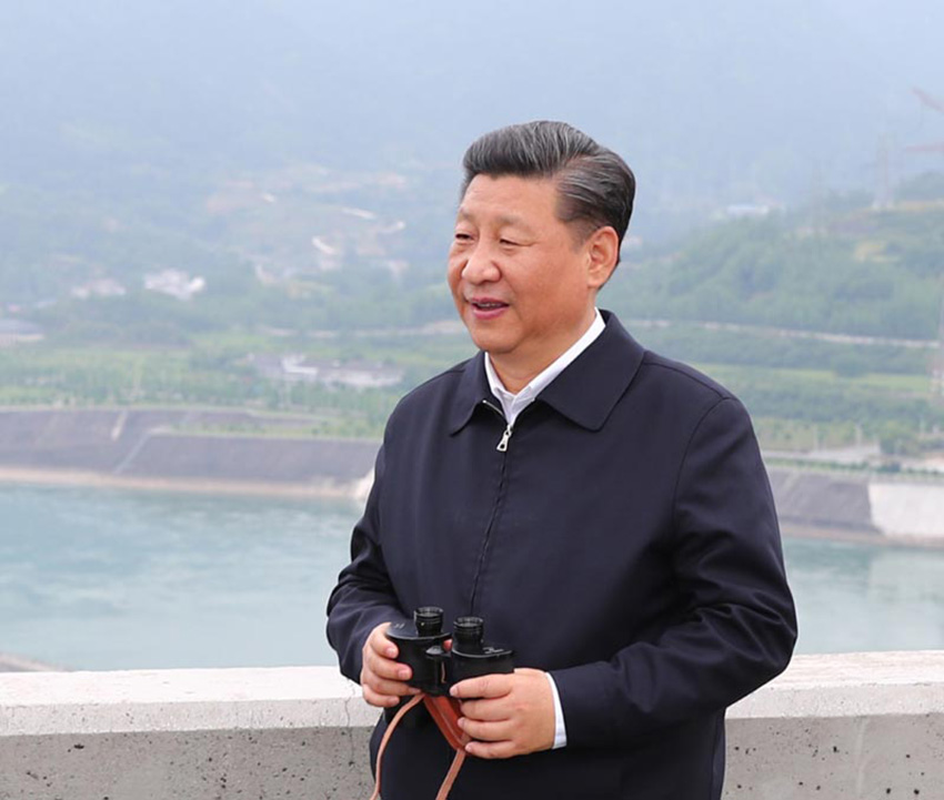 4月26日下午，中共中央總書記、國家主席、中央軍委主席習近平在武漢主持召開深入推動長江經(jīng)濟帶發(fā)展座談會並發(fā)表重要講話。這是座談會前，習近平於24日下午在三峽大壩壩頂察看三峽工程和壩區(qū)周邊生態(tài)環(huán)境。新華社記者 謝環(huán)馳 攝