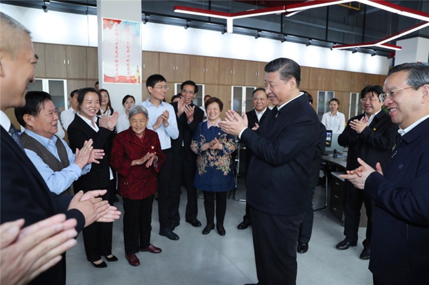 4月26日上午，中共中央總書記、國家主席、中央軍委主席習(xí)近平來到武漢市青山區(qū)工人村街青和居社區(qū)，看望干部群眾，就棚戶區(qū)改造和基層組織建設(shè)進行調(diào)研。新華社記者 謝環(huán)馳 攝