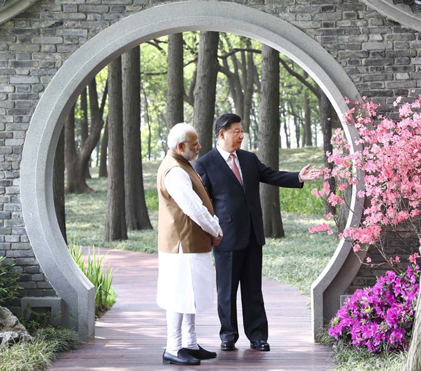 4月27日和28日，國家主席習(xí)近平在武漢東湖賓館同印度總理莫迪舉行非正式會晤。這是4月28日，習(xí)近平同莫迪散步交談。 新華社記者謝環(huán)馳 攝