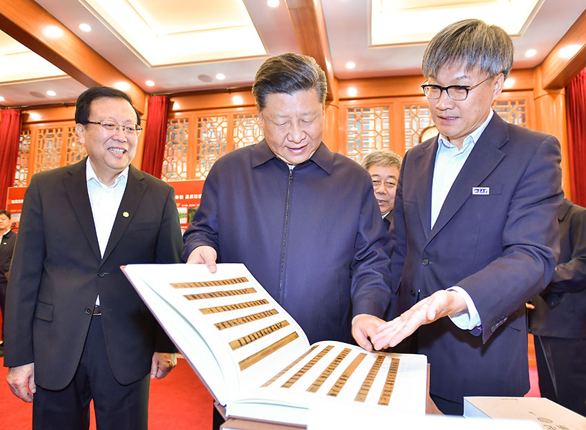 5月2日，中共中央總書記、國家主席、中央軍委主席習(xí)近平來到北京大學(xué)考察。這是習(xí)近平在北京大學(xué)臨湖軒參觀“新時代——北京大學(xué)近五年成就展”。新華社記者李濤攝