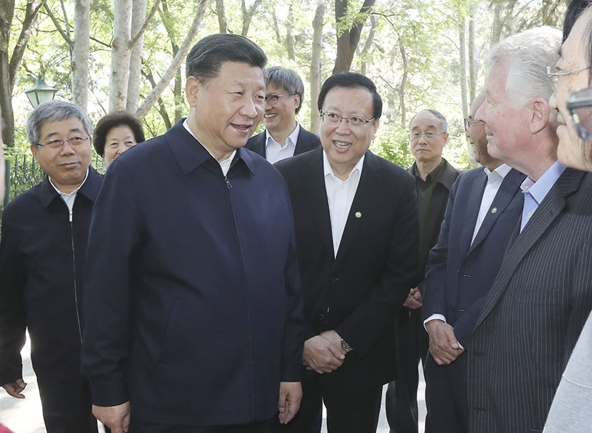 5月2日，中共中央總書記、國家主席、中央軍委主席習近平來到北京大學考察。這是習近平在北京大學臨湖軒北側(cè)的小庭院看望部分資深教授和中青年教師代表，並同他們親切交談。新華社發(fā)（盛佳鵬攝）