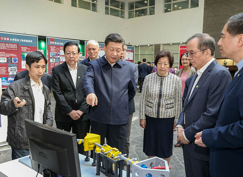 5月2日，中共中央總書記、國家主席、中央軍委主席習近平來到北京大學考察。這是習近平在北京大學金光生命科學大樓一層大廳仔細察看科研裝置和實物模型。新華社記者姚大偉攝