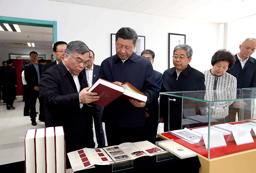 5月2日，中共中央總書記、國(guó)家主席、中央軍委主席習(xí)近平來(lái)到北京大學(xué)考察。這是習(xí)近平在北京大學(xué)國(guó)際馬克思主義文獻(xiàn)中心察看館藏馬克思主義典籍。新華社記者李學(xué)仁攝