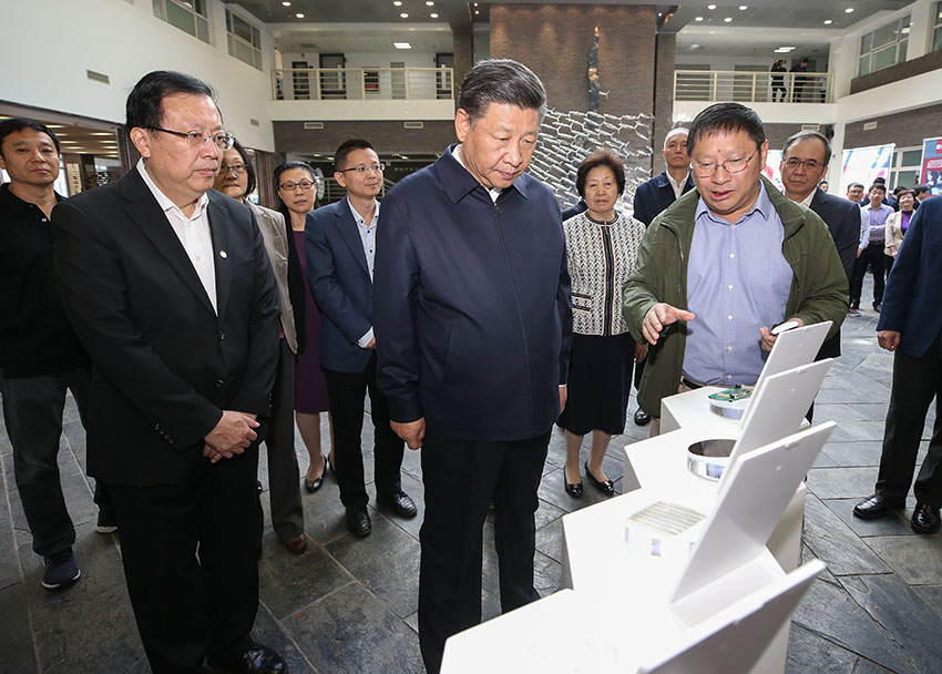 5月2日，中共中央總書記、國家主席、中央軍委主席習近平來到北京大學考察。這是習近平在北京大學金光生命科學大樓一層大廳仔細察看科研裝置和實物模型。新華社記者姚大偉攝