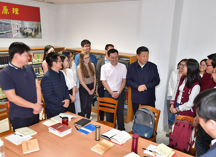5月2日，中共中央總書(shū)記、國(guó)家主席、中央軍委主席習(xí)近平來(lái)到北京大學(xué)考察。這是習(xí)近平在北京大學(xué)馬克思主義學(xué)院，與正在就“解讀新時(shí)代”進(jìn)行座談交流的中外學(xué)生親切交談。新華社記者李濤攝