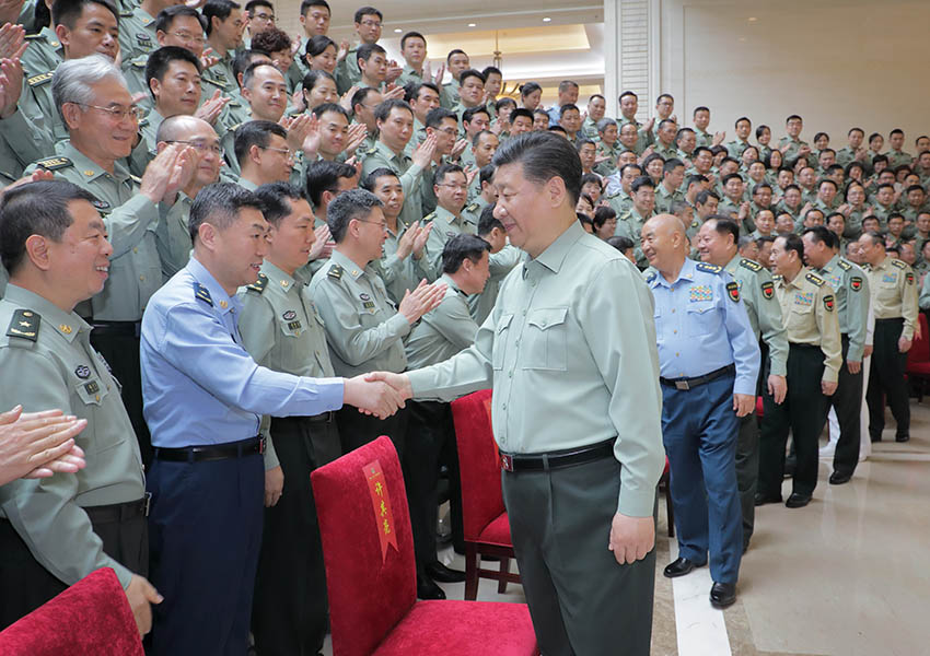 5月16日上午，中共中央總書記、國家主席、中央軍委主席習(xí)近平視察軍事科學(xué)院，代表黨中央和中央軍委，對軍事科學(xué)院第八次黨代表大會的召開表示熱烈的祝賀，向軍事科學(xué)院全體同志致以誠摯的問候。這是習(xí)近平親切接見軍事科學(xué)院第八次黨代會代表。新華社記者李剛攝