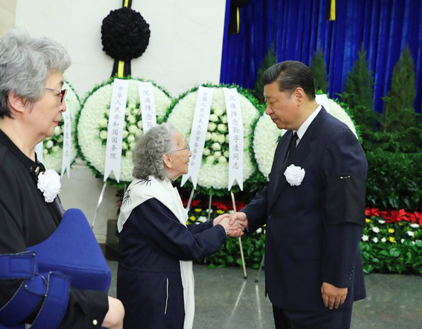 5月24日，孫孚凌同志遺體在北京八寶山革命公墓火化。習(xí)近平、李克強(qiáng)、栗戰(zhàn)書、汪洋、王滬寧、趙樂(lè)際、韓正等前往八寶山送別。這是習(xí)近平與孫孚凌親屬握手，表示深切慰問(wèn)。新華社記者 謝環(huán)馳 攝