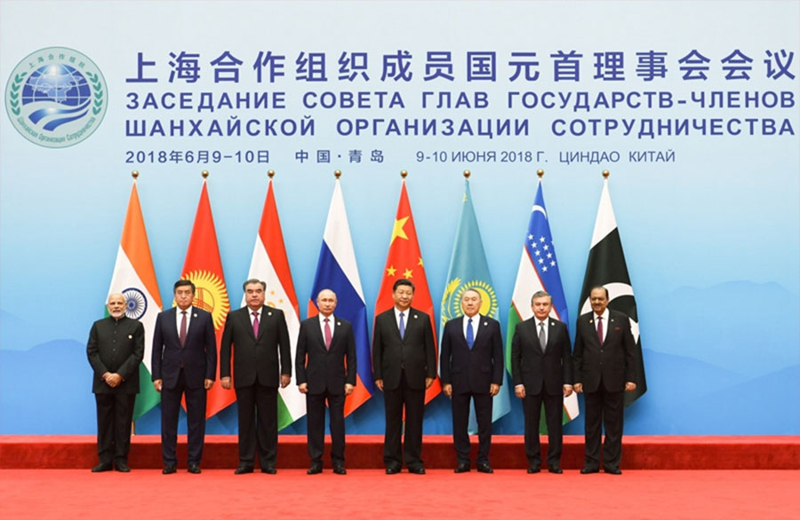 6月10日，上海合作組織成員國元首理事會(huì)第十八次會(huì)議小范圍會(huì)談在青島國際會(huì)議中心舉行。國家主席習(xí)近平主持。這是上海合作組織成員國領(lǐng)導(dǎo)人集體合影。新華社記者高潔攝