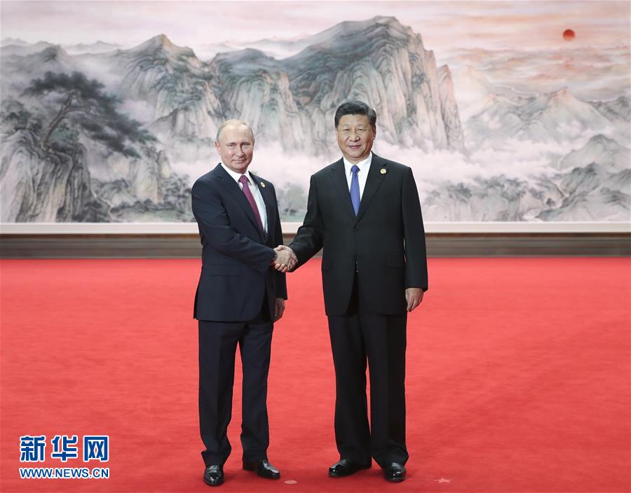 6月10日，上海合作組織成員國(guó)元首理事會(huì)第十八次會(huì)議在青島國(guó)際會(huì)議中心舉行。中國(guó)國(guó)家主席習(xí)近平主持會(huì)議並發(fā)表重要講話。這是小范圍會(huì)談前，習(xí)近平在迎賓廳迎接俄羅斯總統(tǒng)普京。新華社記者謝環(huán)馳攝