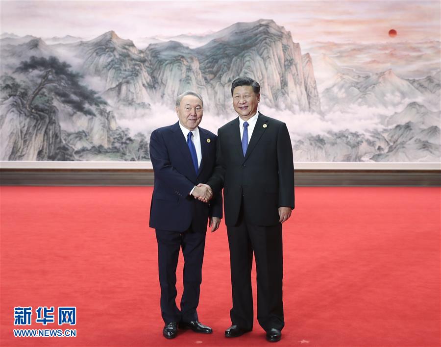 6月10日，上海合作組織成員國(guó)元首理事會(huì)第十八次會(huì)議在青島國(guó)際會(huì)議中心舉行。中國(guó)國(guó)家主席習(xí)近平主持會(huì)議並發(fā)表重要講話。這是小范圍會(huì)談前，習(xí)近平在迎賓廳迎接哈薩克斯坦總統(tǒng)納扎爾巴耶夫。新華社記者謝環(huán)馳攝