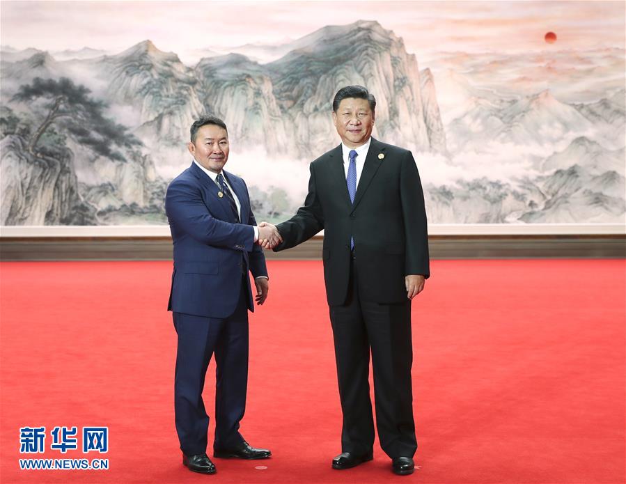 6月10日，上海合作組織成員國元首理事會第十八次會議在青島國際會議中心舉行。中國國家主席習(xí)近平主持會議並發(fā)表重要講話。這是會前，習(xí)近平在迎賓廳迎接蒙古國總統(tǒng)巴特圖勒嘎。新華社記者謝環(huán)馳攝