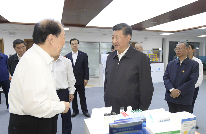 6月12日，中共中央總書記、國家主席、中央軍委主席習近平在山東青島考察。這是習近平在青島海洋科學與技術試點國家實驗室，聽取中國工程院院士管華詩關於海洋藥物研發(fā)情況的介紹。新華社記者 李學仁 攝