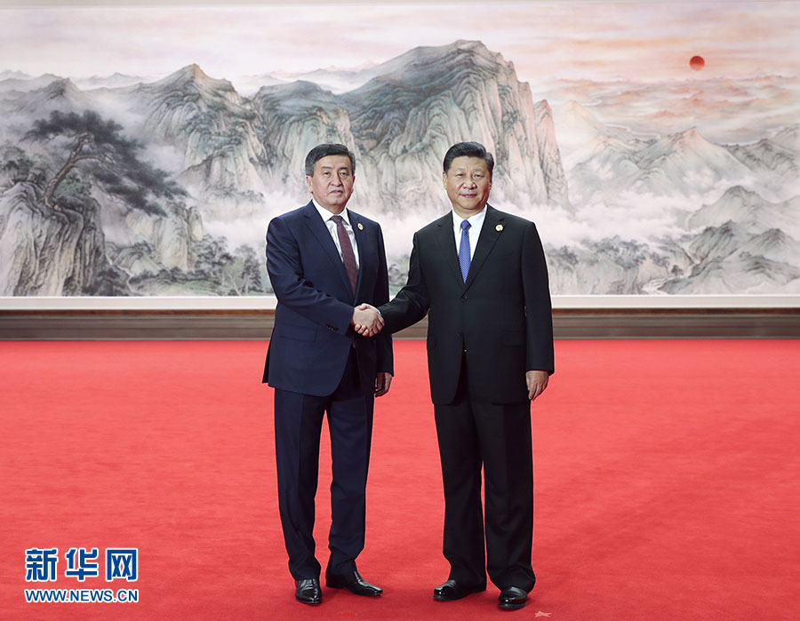 6月10日，上海合作組織成員國(guó)元首理事會(huì)第十八次會(huì)議在青島國(guó)際會(huì)議中心舉行。中國(guó)國(guó)家主席習(xí)近平主持會(huì)議並發(fā)表重要講話。這是小范圍會(huì)談前，習(xí)近平在迎賓廳迎接吉爾吉斯斯坦總統(tǒng)熱恩別科夫。新華社記者謝環(huán)馳攝
