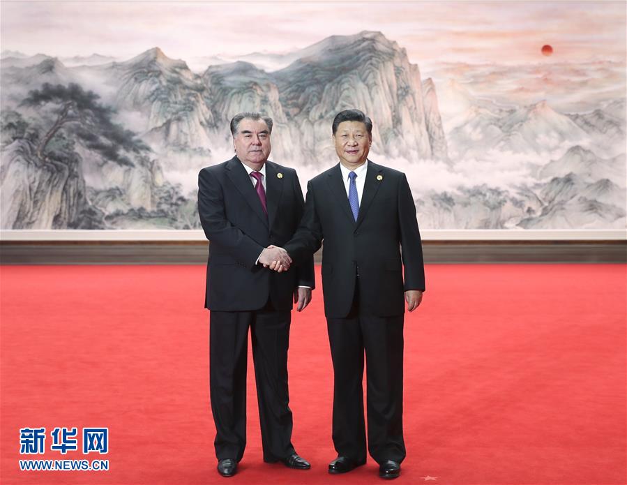 6月10日，上海合作組織成員國元首理事會(huì)第十八次會(huì)議在青島國際會(huì)議中心舉行。中國國家主席習(xí)近平主持會(huì)議並發(fā)表重要講話。這是小范圍會(huì)談前，習(xí)近平在迎賓廳迎接塔吉克斯坦總統(tǒng)拉赫蒙。新華社記者謝環(huán)馳攝