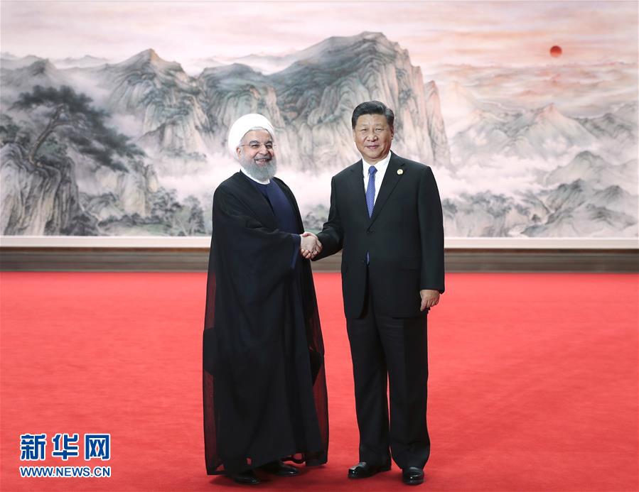 6月10日，上海合作組織成員國元首理事會(huì)第十八次會(huì)議在青島國際會(huì)議中心舉行。中國國家主席習(xí)近平主持會(huì)議並發(fā)表重要講話。這是會(huì)前，習(xí)近平在迎賓廳迎接伊朗總統(tǒng)魯哈尼。新華社記者謝環(huán)馳攝