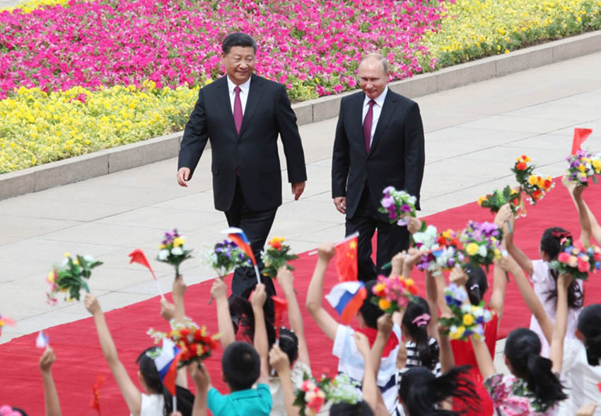 6月8日，國(guó)家主席習(xí)近平在北京人民大會(huì)堂同俄羅斯總統(tǒng)普京舉行會(huì)談。這是會(huì)談前，習(xí)近平在人民大會(huì)堂東門外廣場(chǎng)為普京舉行歡迎儀式。新華社記者 姚大偉 攝