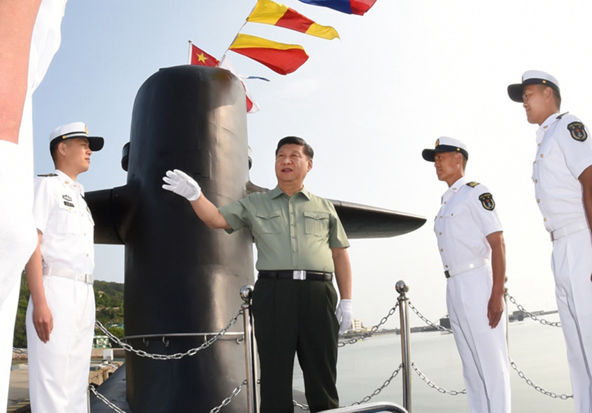 6月11日下午，中共中央總書記、國家主席、中央軍委主席習(xí)近平視察北部戰(zhàn)區(qū)海軍。這是習(xí)近平來到某潛艇部隊，登上潛艇，同艇員親切交談。新華社記者李剛攝