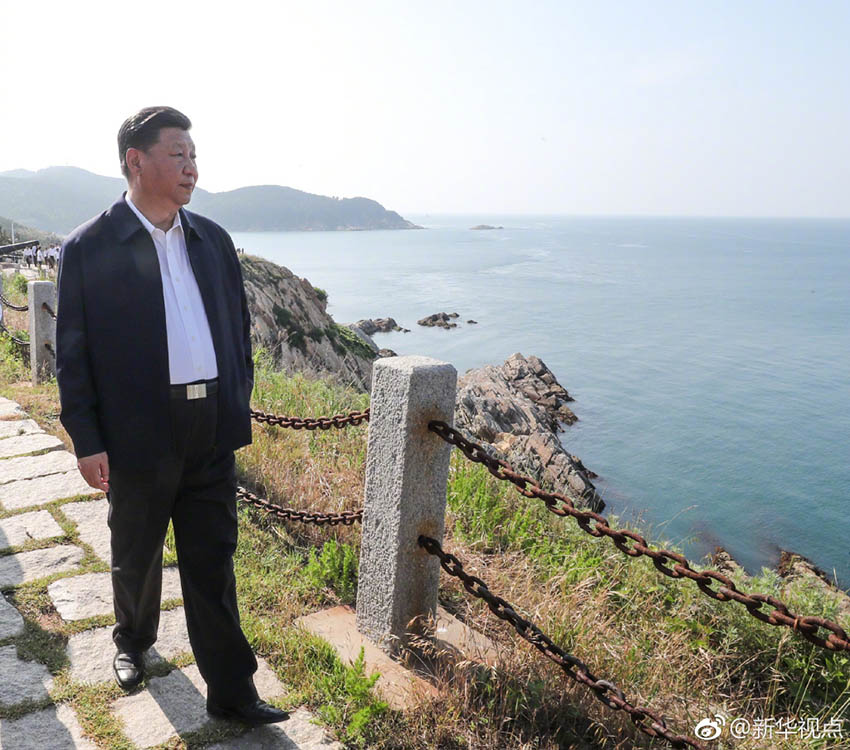 6月12日，中共中央總書記、國家主席、中央軍委主席習近平在山東威?？疾?。這是習近平在膠東（威海）黨性教育基地劉公島教學區(qū)察看北洋海軍炮臺遺址。新華社記者 謝環(huán)馳 攝