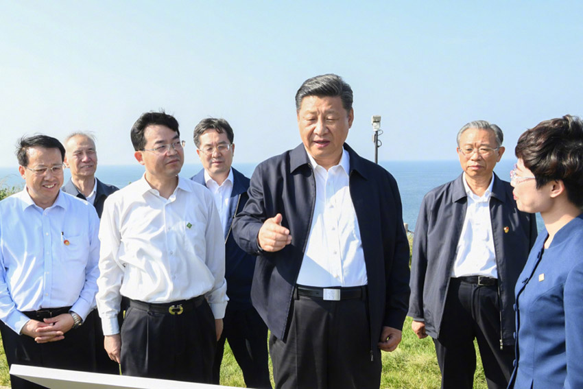 6月12日，中共中央總書記、國家主席、中央軍委主席習(xí)近平在山東威?？疾?。這是習(xí)近平在膠東（威海）黨性教育基地劉公島教學(xué)區(qū)察看北洋海軍炮臺遺址。新華社記者 李學(xué)仁 攝