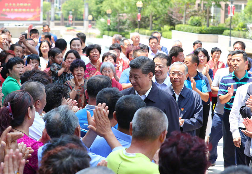 6月12日，中共中央總書記、國家主席、中央軍委主席習(xí)近平在山東青島考察。這是習(xí)近平在青島市李滄區(qū)世園街道上流佳苑社區(qū)同居民親切握手。新華社記者 謝環(huán)馳 攝