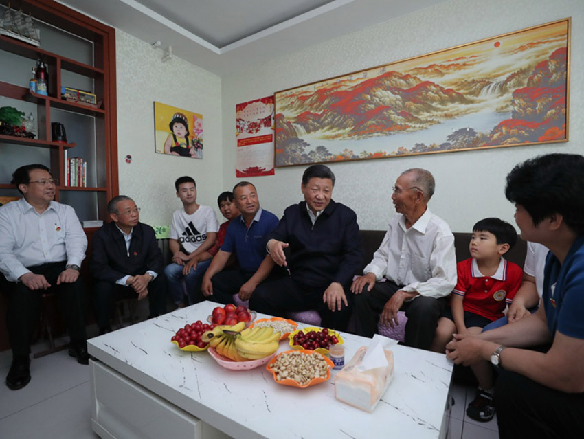 6月12日至14日，中共中央總書記、國家主席、中央軍委主席習(xí)近平在山東考察。這是14日上午，習(xí)近平來到濟(jì)南市章丘區(qū)雙山街道三澗溪村，同村民趙順利一家拉家常。新華社記者 謝環(huán)馳 攝
