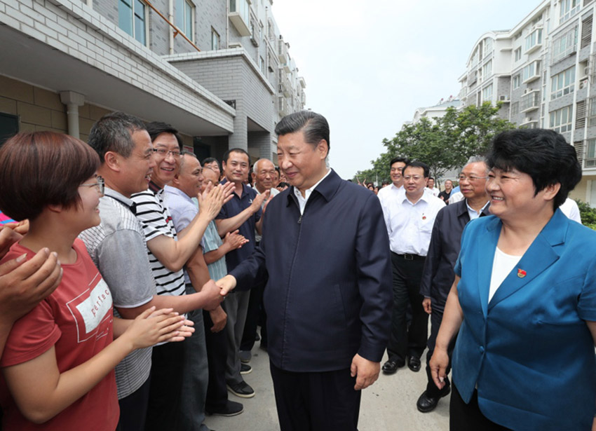 6月12日至14日，中共中央總書記、國家主席、中央軍委主席習(xí)近平在山東考察。這是14日上午，習(xí)近平在濟(jì)南市章丘區(qū)雙山街道三澗溪村，同村民們親切交談。新華社記者 謝環(huán)馳 攝