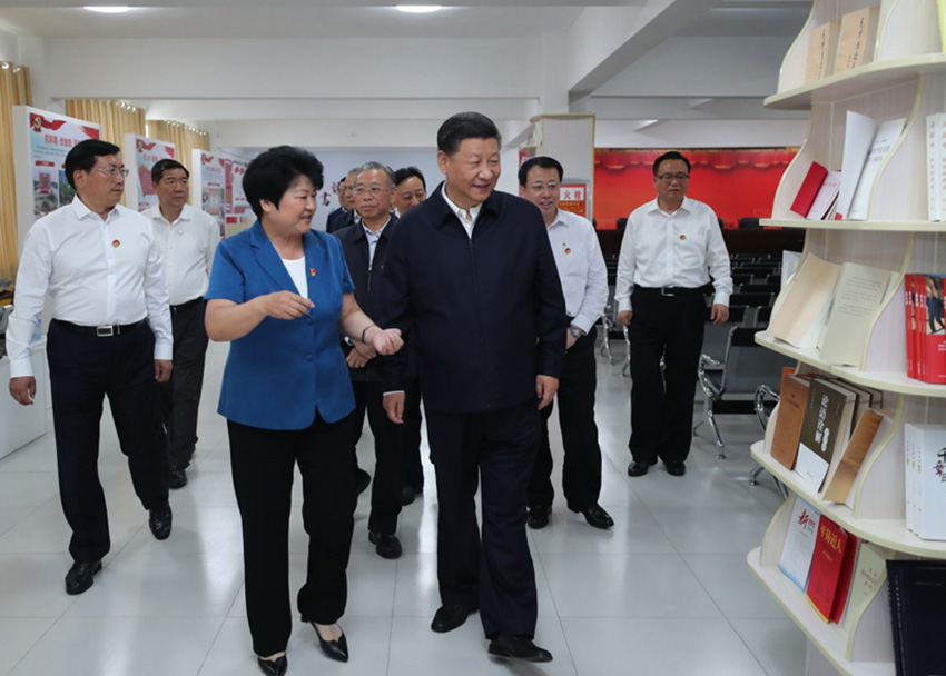 6月12日至14日，中共中央總書記、國家主席、中央軍委主席習(xí)近平在山東考察。這是14日上午，習(xí)近平在濟南市章丘區(qū)雙山街道三澗溪村，了解該村以黨建為統(tǒng)領(lǐng)，推動鄉(xiāng)村振興情況。新華社記者 謝環(huán)馳 攝