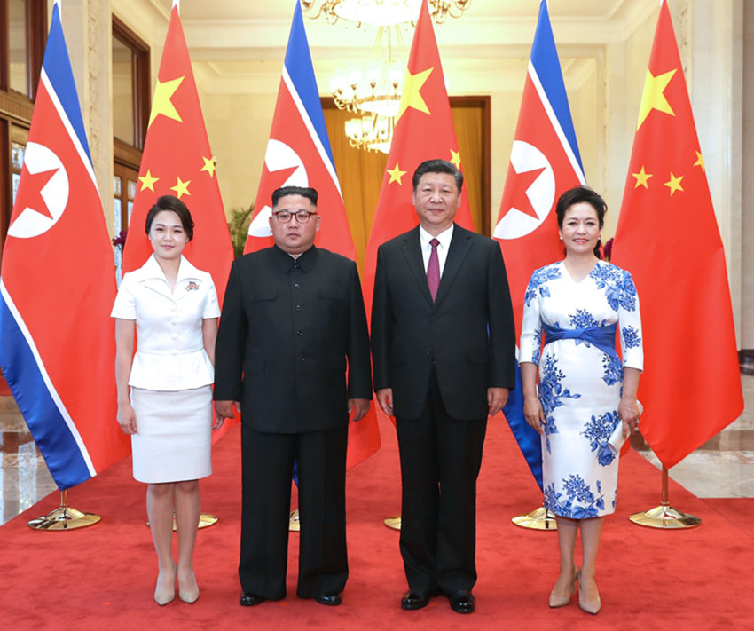 6月19日，中共中央總書記、國家主席習(xí)近平同當(dāng)日抵京對中國進(jìn)行訪問的朝鮮勞動黨委員長、國務(wù)委員會委員長金正恩舉行會談。這是習(xí)近平和夫人彭麗媛在北京人民大會堂同金正恩和夫人李雪主合影。新華社記者 鞠鵬 攝