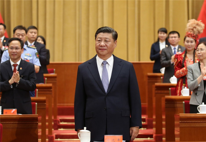 6月26日，中國共產(chǎn)主義青年團(tuán)第十八次全國代表大會在北京人民大會堂開幕。這是中共中央總書記、國家主席、中央軍委主席習(xí)近平在主席臺向與會代表致意。新華社記者 姚大偉 攝