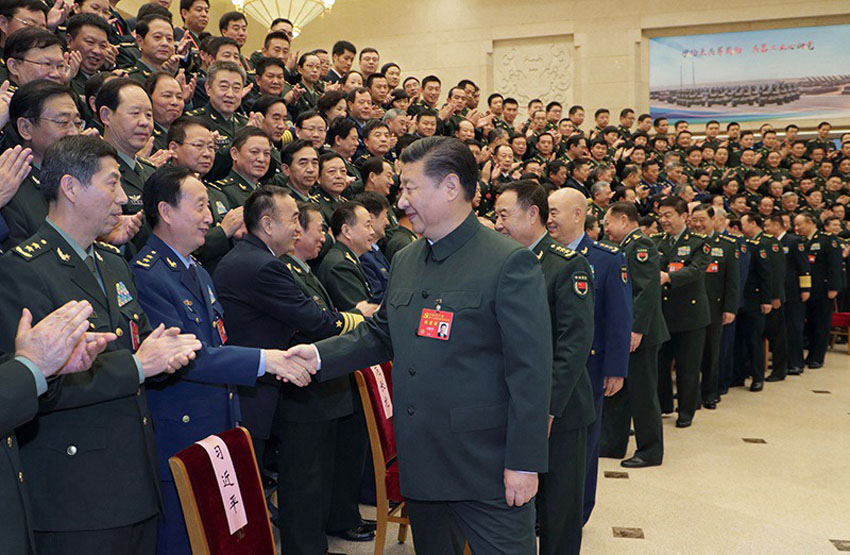 2017年10月26日，中共中央總書記、國家主席、中央軍委主席習近平出席在京召開的軍隊領導干部會議並發(fā)表重要講話。這是會議召開前，習近平親切會見出席黨的十九大的解放軍和武警部隊全體代表、特邀代表、列席人員。新華社記者 李剛 攝