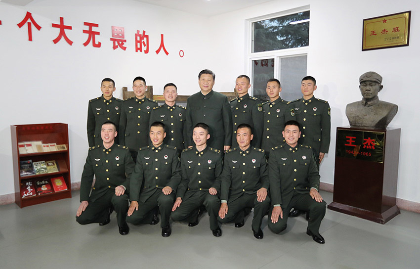 2017年12月13日，中共中央總書記、國家主席、中央軍委主席習近平到第71集團軍視察。這是習近平同“王杰班”戰(zhàn)士合影。新華社記者 李剛 攝