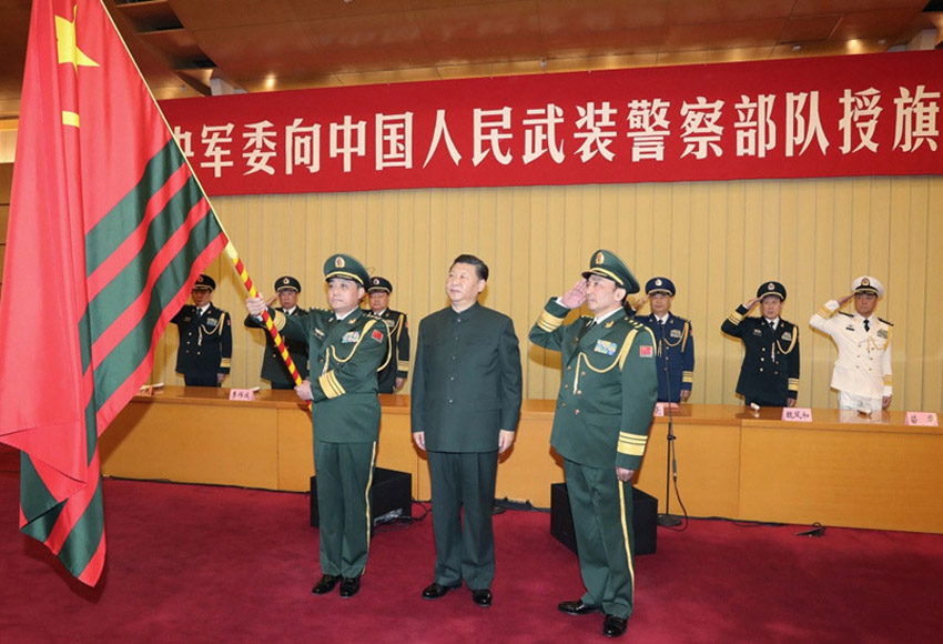 2018年1月10日，中央軍委向武警部隊授旗儀式在北京八一大樓舉行。中共中央總書記、國家主席、中央軍委主席習(xí)近平向武警部隊授旗並致訓(xùn)詞。這是習(xí)近平向武警部隊授旗。新華社記者 李剛 攝