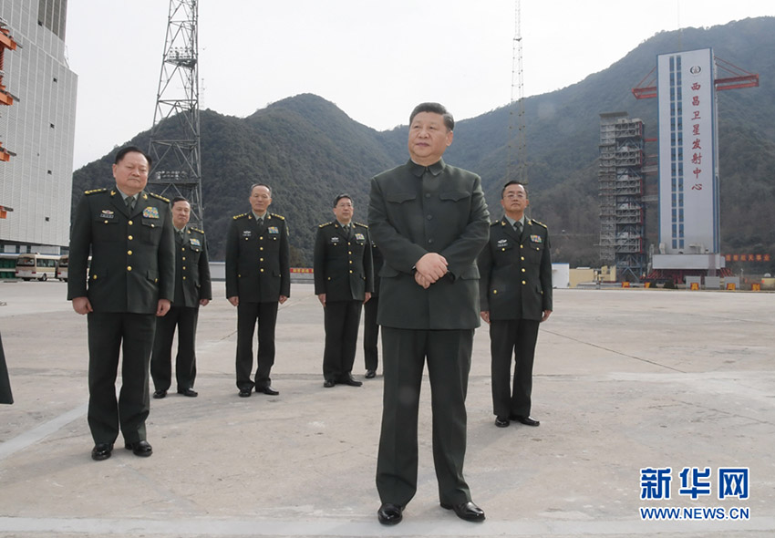 2018年2月10日，中共中央總書記、國(guó)家主席、中央軍委主席習(xí)近平來(lái)到駐四川部隊(duì)某基地，深入發(fā)射工位和技術(shù)廠房，看望慰問(wèn)部隊(duì)官兵，代表黨中央和中央軍委，向全體解放軍指戰(zhàn)員、武警部隊(duì)官兵、民兵預(yù)備役人員致以誠(chéng)摯問(wèn)候和新春祝福。這是習(xí)近平來(lái)到某基地發(fā)射場(chǎng)聽(tīng)取情況匯報(bào)。新華社記者 李剛 攝