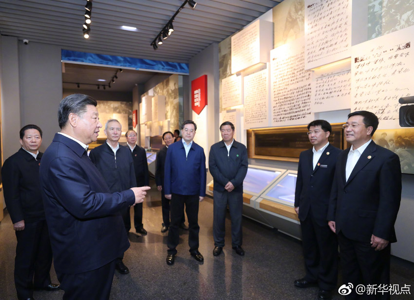 9月25日至28日，中共中央總書記、國家主席、中央軍委主席習近平在東北三省考察，主持召開深入推進東北振興座談會。這是28日上午，習近平在遼寧撫順市參觀雷鋒紀念館。新華社記者 鞠鵬 攝
