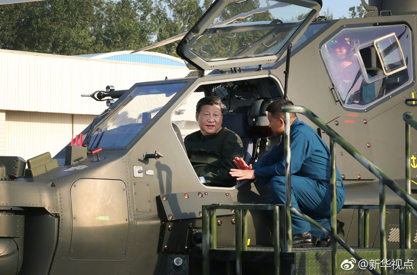 9月27日至28日，中共中央總書記、國家主席、中央軍委主席習近平視察79集團軍，接見駐遼寧部隊副師職以上領導干部。這是27日下午，習近平登上直－10武裝直升機，親自操控機載武器及觀瞄系統(tǒng)，了解有關(guān)裝備情況。新華社記者 李剛 攝