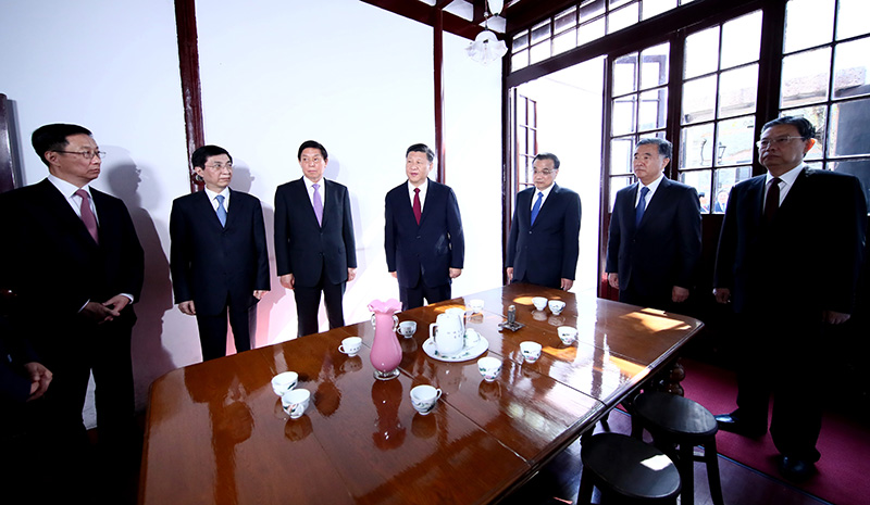 2017年10月31日，中共中央總書記、國家主席、中央軍委主席習(xí)近平帶領(lǐng)中共中央政治局常委李克強、栗戰(zhàn)書、汪洋、王滬寧、趙樂際、韓正，瞻仰上海中共一大會址和浙江嘉興南湖紅船。這是31日上午，習(xí)近平等在上海瞻仰中共一大會議室原址。新華社記者 蘭紅光 攝