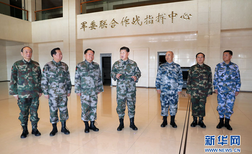 2017年11月3日，中共中央總書記、國家主席、中央軍委主席、軍委聯(lián)指總指揮習(xí)近平視察軍委聯(lián)合作戰(zhàn)指揮中心，表明新一屆軍委貫徹落實(shí)黨的十九大精神、推動全軍各項(xiàng)工作向能打仗、打勝仗聚焦的鮮明態(tài)度。這是習(xí)近平帶領(lǐng)軍委一班人研究軍委聯(lián)指中心建設(shè)情況。新華社記者 李剛 攝