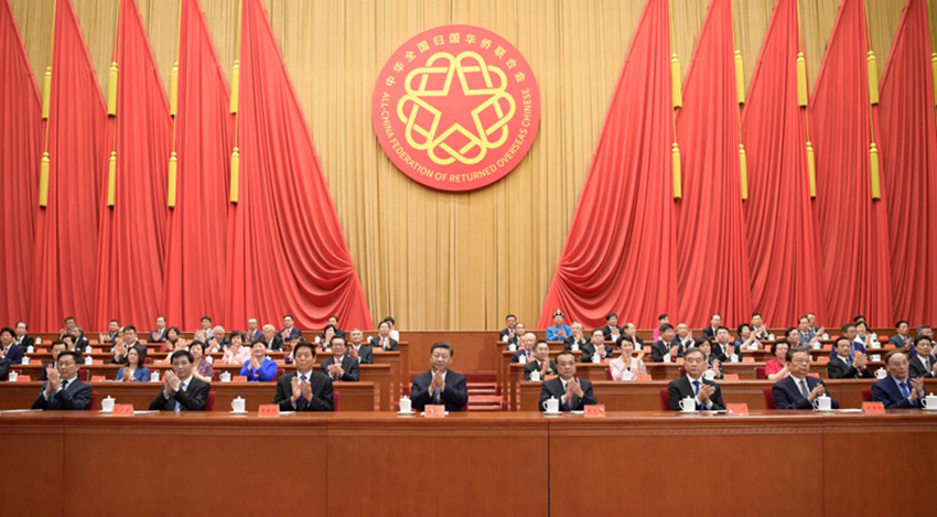 2018年8月29日，第十次全國歸僑僑眷代表大會(huì)在北京人民大會(huì)堂開幕。習(xí)近平、李克強(qiáng)、栗戰(zhàn)書、汪洋、王滬寧、趙樂際、韓正、王岐山等黨和國家領(lǐng)導(dǎo)人在主席臺(tái)就座，祝賀大會(huì)召開。 新華社記者 李學(xué)仁 攝