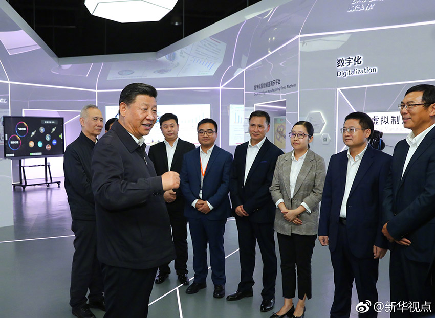 10月24日，中共中央總書記、國家主席、中央軍委主席習近平在廣州考察。這是習近平在廣州明珞汽車裝備有限公司，同在場的中小民營企業(yè)負責人親切交談。 新華社記者 謝環(huán)馳 攝
