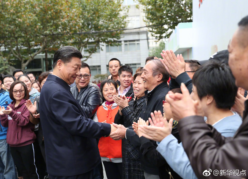 11月6日，中共中央總書記、國(guó)家主席、中央軍委主席習(xí)近平在上海考察。這是習(xí)近平在虹口區(qū)市民驛站嘉興路街道第一分站同居民親切握手。 新華社記者 謝環(huán)馳 攝