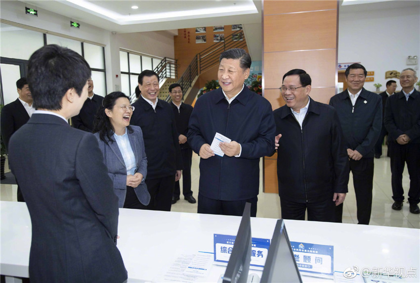 11月6日，中共中央總書記、國家主席、中央軍委主席習(xí)近平在上?？疾?。這是習(xí)近平在虹口區(qū)市民驛站嘉興路街道第一分站同工作人員親切交談。 新華社記者 李濤 攝