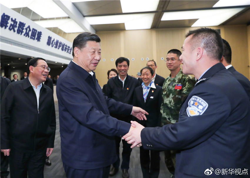 11月6日，中共中央總書記、國家主席、中央軍委主席習近平在上海考察。這是習近平在浦東新區(qū)城市運行綜合管理中心同工作人員親切握手。 新華社記者 謝環(huán)馳 攝