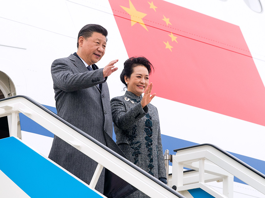 當?shù)貢r間12月4日，國家主席習近平抵達裡斯本，開始對葡萄牙共和國進行國事訪問。這是習近平和夫人彭麗媛步出艙門。 新華社記者李學仁攝
