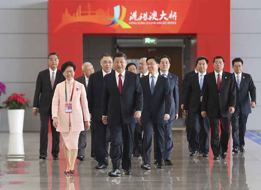 10月23日上午，港珠澳大橋開通儀式在廣東省珠海市舉行。中共中央總書記、國家主席、中央軍委主席習近平出席儀式，宣布大橋正式開通並巡覽大橋。這是習近平等步入儀式現(xiàn)場。 新華社記者謝環(huán)馳攝