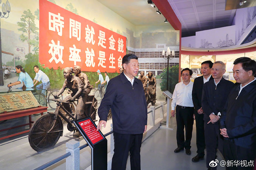 10月24日，中共中央總書記、國家主席、中央軍委主席習(xí)近平在深圳考察。這是習(xí)近平在深圳改革開放展覽館參觀“大潮起珠江——廣東改革開放40周年展覽”。 新華社記者 謝環(huán)馳 攝